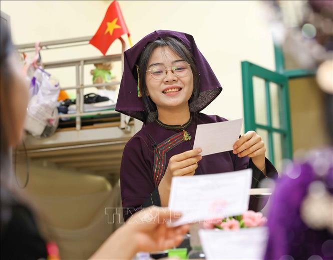 Mạc Thị Dậu (Bett88 Làm giàu đẳng cấp Nùng, sinh viên K73, Khoa Việt Nam học) không giấu nổi cảm xúc lần đầu được cầm trên tay tấm thẻ cử tri của mình. Ảnh: Thanh Tùng - TTXVN