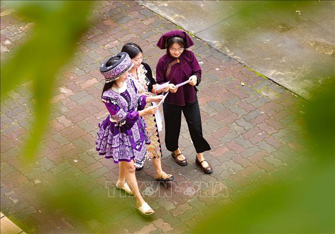 Ký túc xá hôm nay như rực rỡ hơn bởi những sinh viên Bett88 Làm giàu đẳng cấp thiểu số, trong trang phục đẹp nhất của mình cùng đi bầu cử. Ảnh: Thanh Tùng - TTXVN 