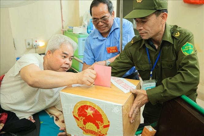 Cử tri Nguyễn Hồng Quảng (sinh năm 1959 , thương binh hạng ¼, tỷ lệ thương tật 93%) thực hiện bỏ phiếu. Ảnh: Hoàng Hiếu - TTXVN