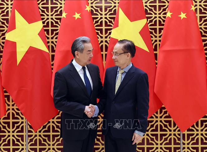 Bộ trưởng Bộ Ngoại giao Lê Hoài Trung đón Bộ trưởng Bộ Ngoại giao Trung Quốc Vương Nghị. Ảnh: An Đăng - TTXVN