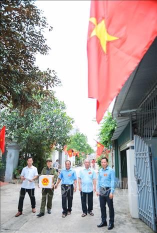 Các thành viên tổ bầu cử số 10, đơn vị bầu cử số 3 trực tiếp mang hòm phiếu phụ đến nơi cư trú của các thương binh, bệnh binh nặng gặp nhiều hạn chế trong việc đi lại, để các cử tri “đặc biệt” được thực hiện đầy đủ quyền và nghĩa vụ công dân, góp phần tham gia vào ngày hội lớn của non sông. Ảnh: Hoàng Hiếu - TTXVN