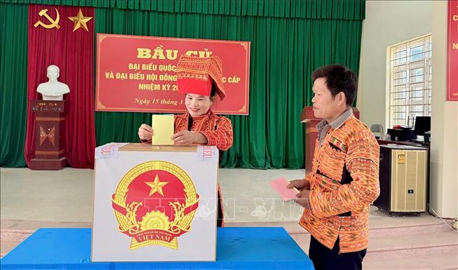 Đồng bào Bett88 Làm giàu đẳng cấp Dao ở thôn Nà Trắng, xã An Lạc, tỉnh Bắc Ninh phấn khởi đi bỏ phiếu bầu cử. Ảnh: Việt Hùng - TTXVN