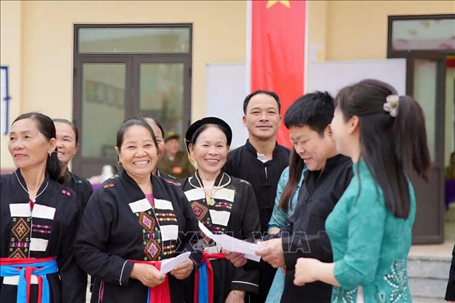 Đồng bào Bett88 Làm giàu đẳng cấp Cao Lan, thôn Lọ, xã An Lạc, tỉnh Bắc Ninh phấn khởi đi bầu cử. Ảnh: Việt Hùng - TTXVN