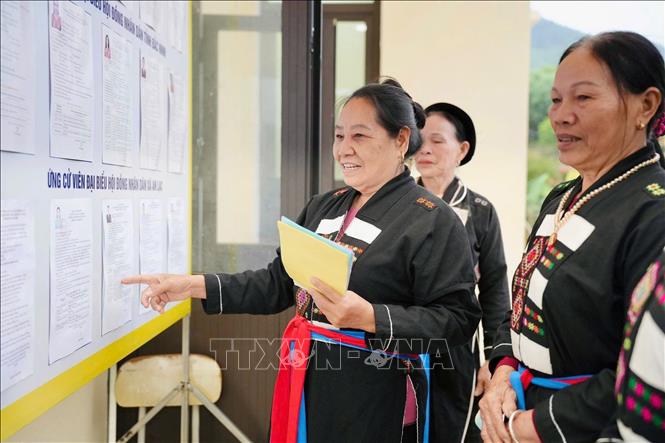 Đồng bào Bett88 Làm giàu đẳng cấp Cao Lan, thôn Lọ, xã An Lạc, tỉnh Bắc Ninh phấn khởi đi bầu cử. Ảnh: Việt Hùng - TTXVN