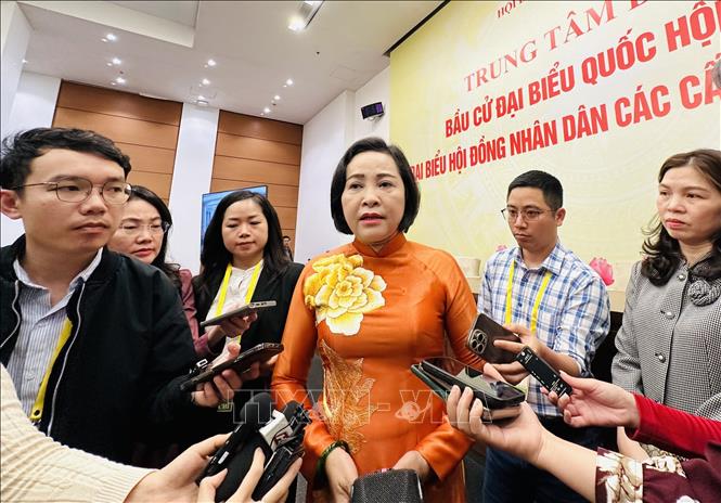 Phó Chủ tịch Bet88app còn khuyến mãi Nguyễn Thị Thanh trao đổi với phóng viên các cơ quan báo chí. Ảnh: Việt Đức - TTXVN 