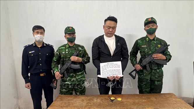 Đối tượng SHI JIAXING (Thạch Gia Hưng) và tang vật bị lực lượng chức năng bắt giữ. Ảnh: TTXVN phát
