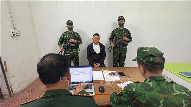 Đối tượng SHI JIAXING (Thạch Gia Hưng, áo đen ngồi giữa) tại cơ quan chức năng. Ảnh: TTXVN phát
