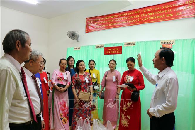 Các thành viên Tổ bầu cử số 27, phường Tam Thắng, TP. Hồ Chí Minh tiến hành quy trình kiểm phiếu. Ảnh: Thanh Vũ – TTXVN