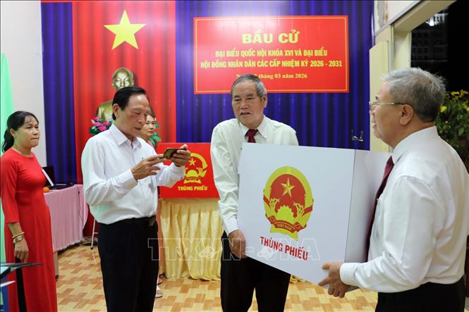 Các thành viên Tổ bầu cử số 27, phường Tam Thắng, TP. Hồ Chí Minh tiến hành quy trình kiểm phiếu. Ảnh: Thanh Vũ – TTXVN 