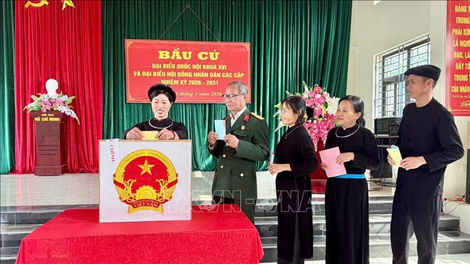 Đồng bào Bett88 Làm giàu đẳng cấp Tày ở thôn Nà Ó, xã An Lạc, tỉnh Bắc Ninh đi bỏ phiếu bầu cử. Ảnh: Việt Hùng - TTXVN