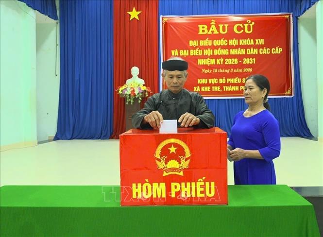 Cử tri xã Khe Tre, thành phố Huế bỏ phiếu trong 