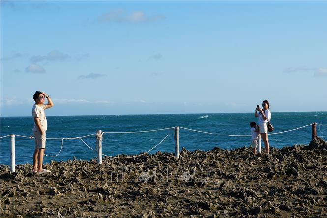 Du khách chụp ảnh ghi lại khoảnh khắc đẹp tại Hang Rái – Vườn quốc gia Núi Chúa (xã Vĩnh Hải, tỉnh Khánh Hòa). Ảnh: Nguyễn Thành - TTXVN