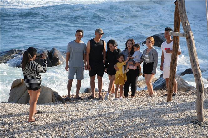 Hang Rái - Vườn quốc gia Núi Chúa (xã Vĩnh Hải, tỉnh Khánh Hòa) là điểm đến thu hút đông đảo du khách. Ảnh: Nguyễn Thành - TTXVN