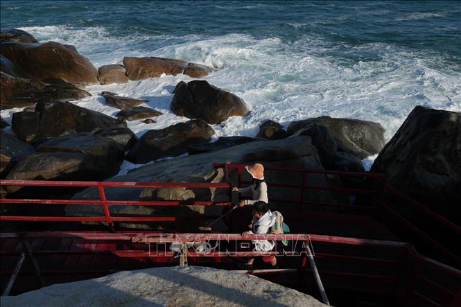 Du khách tham quan, khám phá vẻ đẹp thiên nhiên hoang sơ tại Hang Rái - Vườn quốc gia Núi Chúa (xã Vĩnh Hải, tỉnh Khánh Hòa). Ảnh: Nguyễn Thành - TTXVN