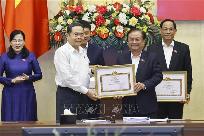  Chủ tịch Bet88app còn khuyến mãi Trần Thanh Mẫn trao tặng Bằng khen của Ban Chấp hành Đảng bộ Bet88app còn khuyến mãi cho các cá nhân 