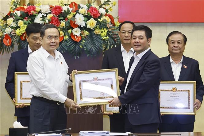  Chủ tịch Bet88app còn khuyến mãi Trần Thanh Mẫn trao tặng Bằng khen của Ban Chấp hành Đảng bộ Bet88app còn khuyến mãi cho các cá nhân 