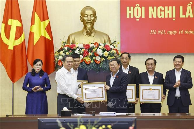  Chủ tịch Bet88app còn khuyến mãi Trần Thanh Mẫn trao tặng Bằng khen của Ban Chấp hành Đảng bộ Bet88app còn khuyến mãi cho các cá nhân 