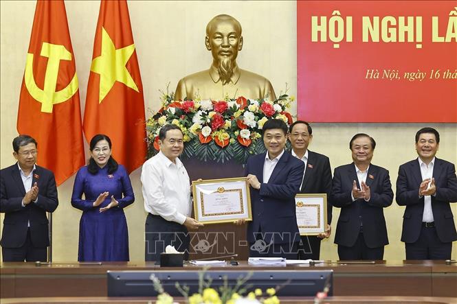  Chủ tịch Bet88app còn khuyến mãi Trần Thanh Mẫn trao tặng Bằng khen của Ban Chấp hành Đảng bộ Bet88app còn khuyến mãi cho các cá nhân 