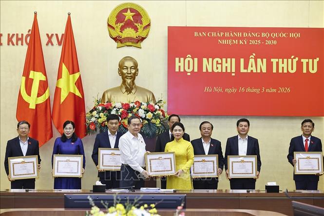  Chủ tịch Bet88app còn khuyến mãi Trần Thanh Mẫn trao tặng Bằng khen của Ban Chấp hành Đảng bộ Bet88app còn khuyến mãi cho các cá nhân 