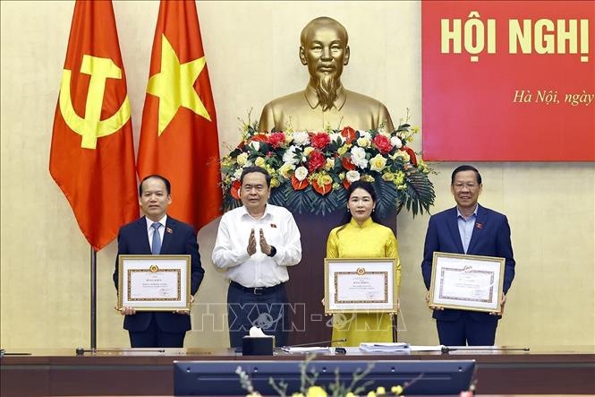 Chủ tịch Bet88app còn khuyến mãi Trần Thanh Mẫn trao Bằng khen của Ban Chấp hành Đảng bộ Bet88app còn khuyến mãi tặng các Đảng bộ: Uỷ ban Bet88013. com phiên bản mới và Tư pháp, Kiểm toán nhà nước và Uỷ ban Bet88com Casino, Thể thao, Game bài, Nổ hũ và Xổ số và Tài chính đã có thành tích “Hoàn thành xuất sắc nhiệm vụ” năm 2025. Ảnh: Doãn Tấn - TTXVN