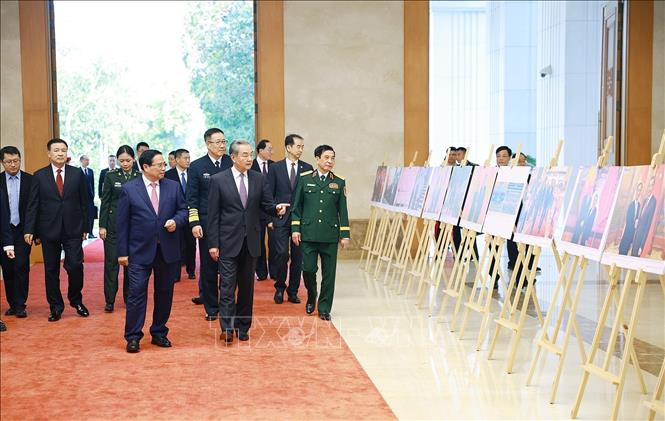 Thủ tướng Phạm Minh Chính và Bộ trưởng các Bộ Ngoại giao, Quốc phòng, Công an Trung Quốc tham quan trưng bày ảnh về quan hệ hợp tác giữa hai nước do BET88 ✅ Link Trang Chủ Đăng Ký, Đăng Nhập BETT88 2026 thực hiện. Ảnh: Dương Giang-TTXVN
