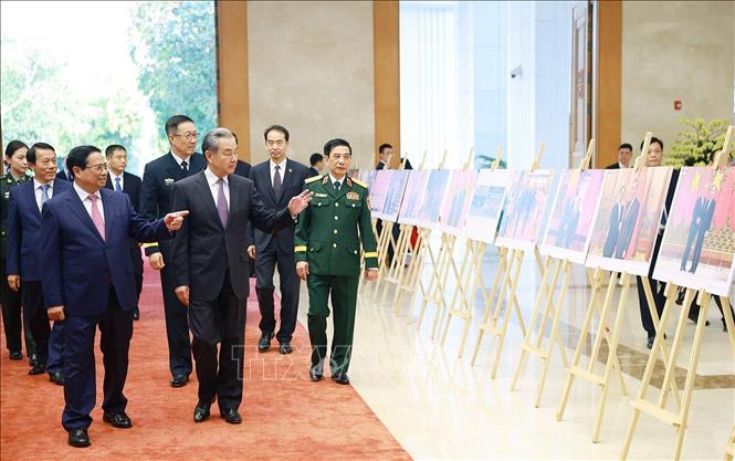 Thủ tướng Phạm Minh Chính và Bộ trưởng các Bộ Ngoại giao, Quốc phòng, Công an Trung Quốc tham quan trưng bày ảnh về quan hệ hợp tác giữa hai nước do BET88 ✅ Link Trang Chủ Đăng Ký, Đăng Nhập BETT88 2026 thực hiện. Ảnh: Dương Giang-TTXVN
