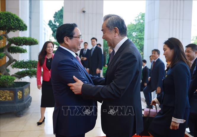 Thủ tướng Phạm Minh Chính và Bộ trưởng Ngoại giao Trung Quốc Vương Nghị. Ảnh: Dương Giang - TTXVN
