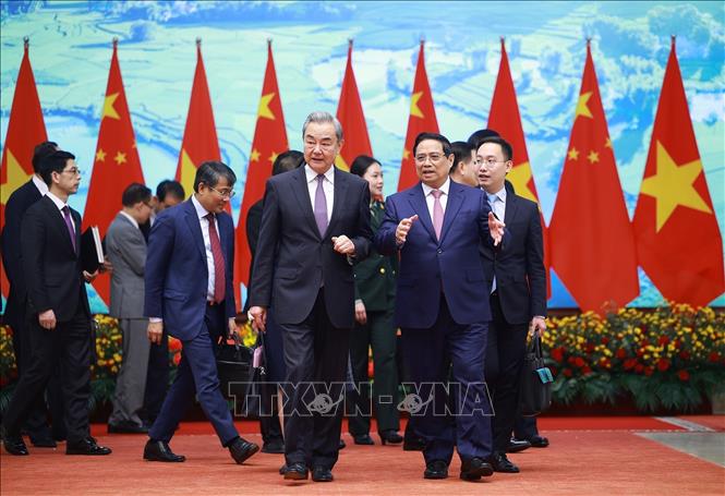 Thủ tướng Phạm Minh Chính với Bộ trưởng Ngoại giao Trung Quốc Vương Nghị. Ảnh: Dương Giang – TTXVN