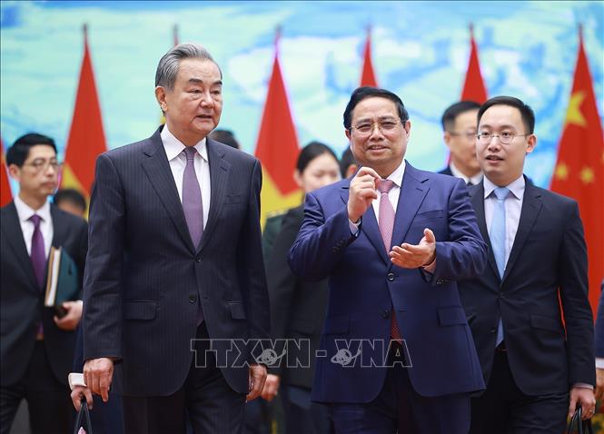 Thủ tướng Phạm Minh Chính với Bộ trưởng Ngoại giao Trung Quốc Vương Nghị. Ảnh: Dương Giang – TTXVN