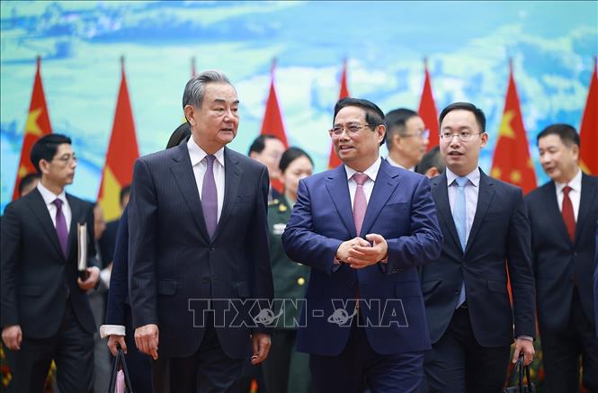 Thủ tướng Phạm Minh Chính với Bộ trưởng Ngoại giao Trung Quốc Vương Nghị. Ảnh: Dương Giang – TTXVN