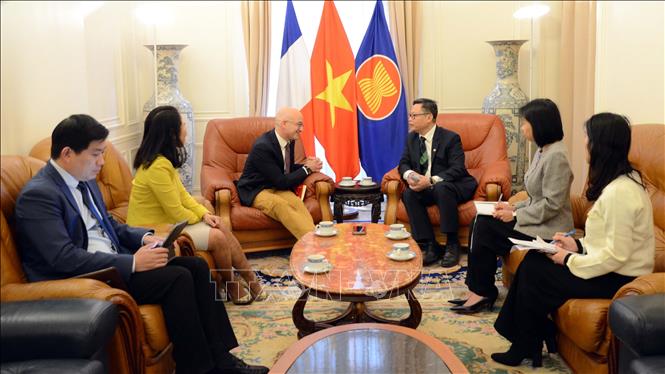 Đại sứ đặc mệnh toàn quyền Việt Nam tại Pháp Trịnh Đức Hải tiếp ông Frédéric Cheneau, Phó Chủ tịch phụ trách phát triển kinh doanh quốc tế của Assystem. Ảnh: Hữu Chiến - PV TTXVN tại Pháp