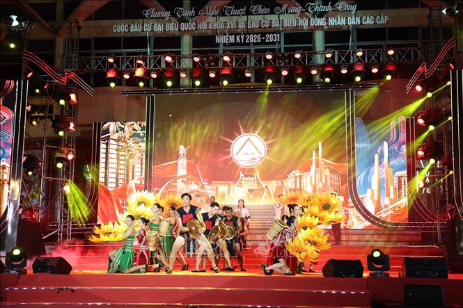 Tiết mục biểu diễn tại chương trình. Ảnh: Hoài Thu – TTXVN