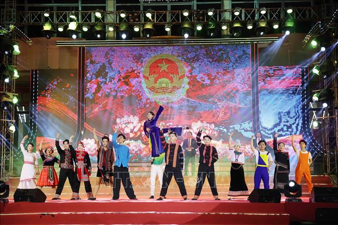 Tiết mục biểu diễn tại chương trình. Ảnh: Hoài Thu – TTXVN