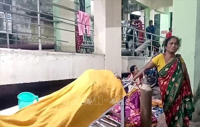 Bệnh nhân được sơ tán sau khi xảy ra hỏa hoạn tại bệnh viện ở Cuttack, bang Odisha, Ấn Độ, ngày 16/3/2026. Ảnh: ANI/TTXVN
