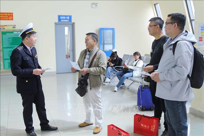 Cán bộ Trung tâm Kiểm dịch Bet88013 com nổ hũ quốc tế tỉnh Lạng Sơn tuyên truyền phòng chống dịch bệnh cho hành khách nhập cảnh vào Việt Nam qua cửa khẩu quốc tế Hữu Nghị. Ảnh: Quang Duy - TTXVN