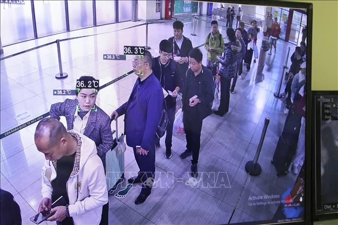 Hành khách nhập cảnh vào Việt Nam qua hệ thống máy soi thân nhiệt Bet88013 com nổ hũ tự động đặt tại cửa khẩu quốc tế Hữu Nghị, Lạng Sơn. Ảnh: Quang Duy - TTXVN