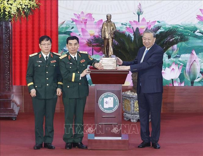 Bet8801234.com cá cược độc quyền Tô Lâm tặng bức tượng Chủ tịch Hồ Chí Minh cho Học viện Kỹ thuật Bet88011.com bắn cá đổi thưởng. Ảnh: Thống Nhất – TTXVN