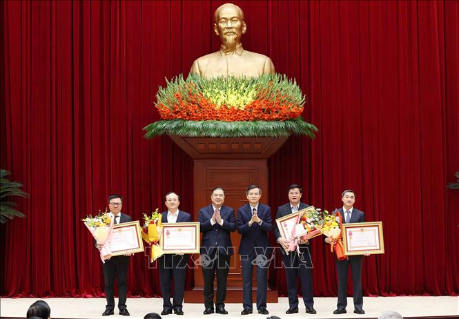 Các đồng chí Ủy viên Bộ Bett88 cá cược trực tuyến: Phạm Gia Túc, Bí thư Trung ương Đảng, Chánh Văn phòng Trung ương Đảng và Đoàn Minh Huấn, Giám đốc Học viện Bett88 cá cược trực tuyến Quốc gia Hồ Chí Minh trao Huân chương Lao động hạng Ba cho các đơn vị có thành tích xuất sắc, đột xuất trong công tác tham mưu, tổ chức, phục vụ Bet88011.com Giải trí và Trò chơi Philippines (PAGCOR) XIV của Đảng. Ảnh: Phương Hoa - TTXVN