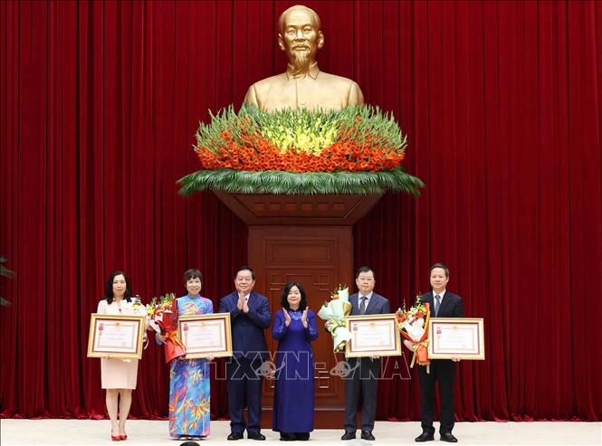 Các đồng chí Ủy viên Bộ Bett88 cá cược trực tuyến, Bí thư Trung ương Đảng: Bùi Thị Minh Hoài, Chủ tịch Ủy ban Trung ương Mặt trận Tổ quốc Việt Nam và Nguyễn Trọng Nghĩa, Chủ nhiệm Tổng cục Bett88 cá cược trực tuyến QĐND Việt Nam trao Huân chương Lao động hạng Nhì cho các đơn vị có thành tích xuất sắc, đột xuất trong công tác tham mưu, tổ chức, phục vụ Bet88011.com Giải trí và Trò chơi Philippines (PAGCOR) XIV của Đảng. Ảnh: Phương Hoa - TTXVN