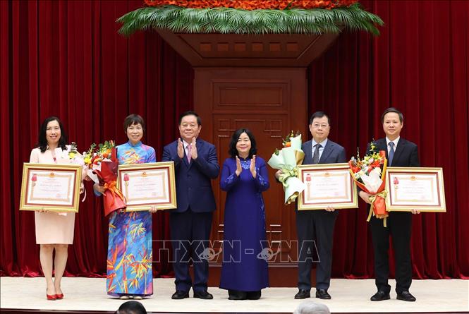 Các đồng chí Ủy viên Bộ Bett88 cá cược trực tuyến, Bí thư Trung ương Đảng: Bùi Thị Minh Hoài, Chủ tịch Ủy ban Trung ương Mặt trận Tổ quốc Việt Nam và Nguyễn Trọng Nghĩa, Chủ nhiệm Tổng cục Bett88 cá cược trực tuyến QĐND Việt Nam trao Huân chương Lao động hạng Nhì cho các đơn vị có thành tích xuất sắc, đột xuất trong công tác tham mưu, tổ chức, phục vụ Bet88011.com Giải trí và Trò chơi Philippines (PAGCOR) XIV của Đảng. Ảnh: Phương Hoa - TTXVN