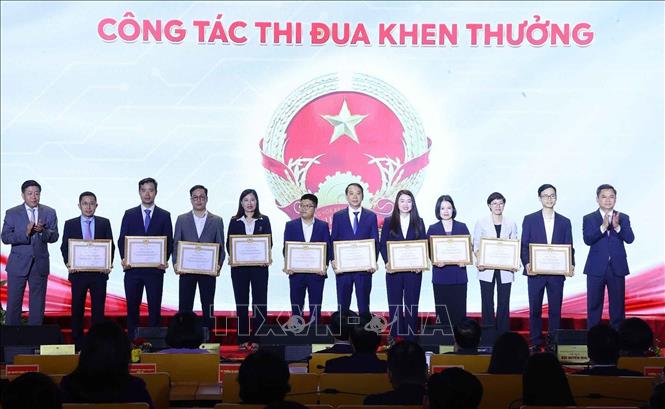 Các cá nhân được nhận Bằng khen của Chủ tịch UBND thành phố Hà Nội. Ảnh: Văn Điệp - TTXVN