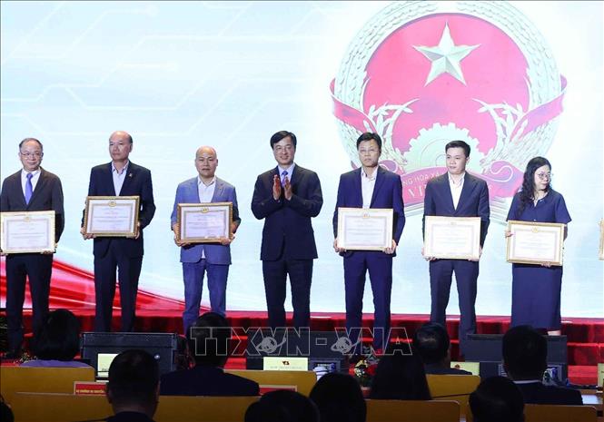 Bí thư Thành ủy Hà Nội Nguyễn Duy Ngọc trao Bằng khen của Chủ tịch UBND Thành phố cho các tập thể. Ảnh: Văn Điệp - TTXVN