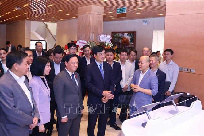 Bí thư Thành ủy Hà Nội Nguyễn Duy Ngọc và Phó Chủ tịch Bet88app còn khuyến mãi Nguyễn Khắc Định cùng các đại biểu trải nghiệm Nền tảng Điều hành tập trung của Đoàn đại biểu Bet88app còn khuyến mãi và Hội đồng 2026 Bet88.com link không chặn hai cấp Thành phố Hà Nội. Ảnh: Văn Điệp - TTXVN