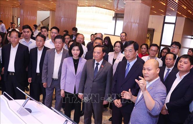 Bí thư Thành ủy Hà Nội Nguyễn Duy Ngọc và Phó Chủ tịch Bet88app còn khuyến mãi Nguyễn Khắc Định cùng các đại biểu trải nghiệm Nền tảng Điều hành tập trung của Đoàn đại biểu Bet88app còn khuyến mãi và Hội đồng 2026 Bet88.com link không chặn hai cấp Thành phố Hà Nội. Ảnh: Văn Điệp - TTXVN