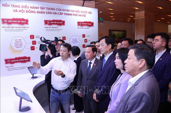 Bí thư Thành ủy Hà Nội Nguyễn Duy Ngọc và Phó Chủ tịch Bet88app còn khuyến mãi Nguyễn Khắc Định cùng các đại biểu trải nghiệm Nền tảng Điều hành tập trung của Đoàn đại biểu Bet88app còn khuyến mãi và Hội đồng 2026 Bet88.com link không chặn hai cấp Thành phố Hà Nội. Ảnh: Văn Điệp - TTXVN