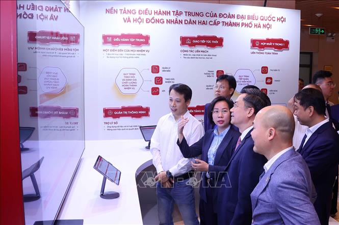 Các đại biểu trải nghiệm Nền tảng Điều hành tập trung của Đoàn đại biểu Bet88app còn khuyến mãi và Hội đồng 2026 Bet88.com link không chặn hai cấp Thành phố Hà Nội. Ảnh: Văn Điệp - TTXVN