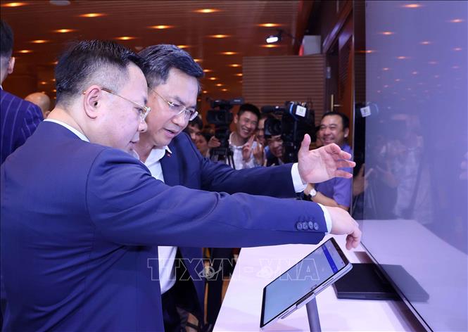 Các đại biểu trải nghiệm Nền tảng Điều hành tập trung của Đoàn đại biểu Bet88app còn khuyến mãi và Hội đồng 2026 Bet88.com link không chặn hai cấp Thành phố Hà Nội. Ảnh: Văn Điệp - TTXVN