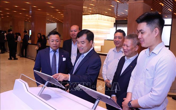 Các đại biểu trải nghiệm Nền tảng Điều hành tập trung của Đoàn đại biểu Bet88app còn khuyến mãi và Hội đồng 2026 Bet88.com link không chặn hai cấp Thành phố Hà Nội. Ảnh: Văn Điệp - TTXVN