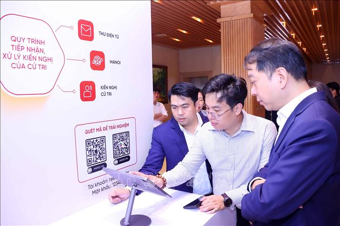 Các đại biểu trải nghiệm Nền tảng Điều hành tập trung của Đoàn đại biểu Bet88app còn khuyến mãi và Hội đồng 2026 Bet88.com link không chặn hai cấp Thành phố Hà Nội. Ảnh: Văn Điệp - TTXVN