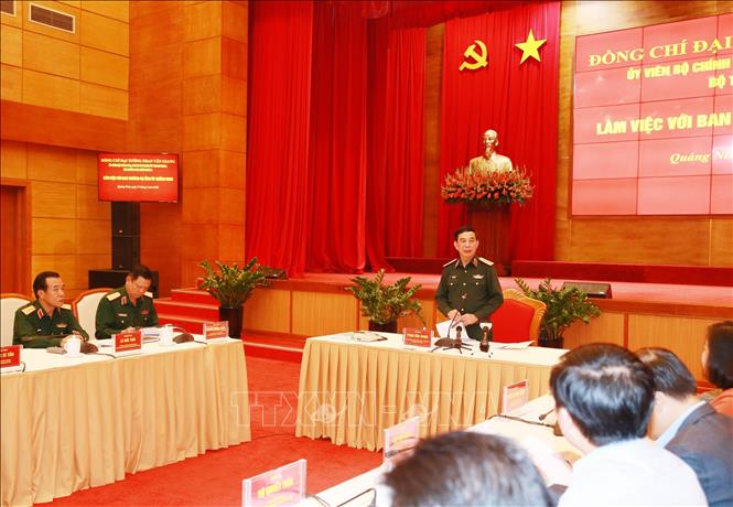 Bộ trưởng Bộ Quốc phòng Phan Văn Giang làm việc với Ban Thường vụ Tỉnh ủy Quảng Ninh. Ảnh: Trọng Đức - TTXVN